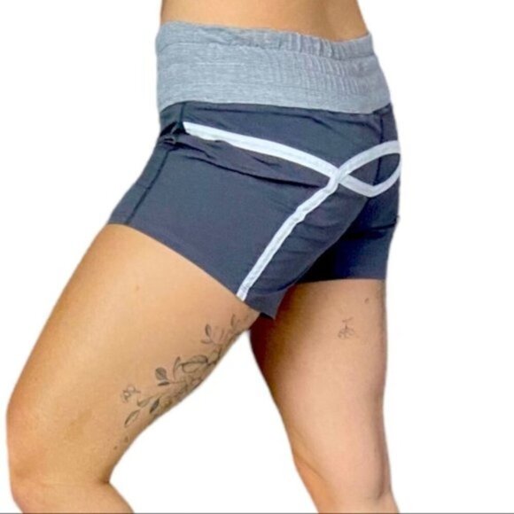 Lululemon Tracker Short II *2-way Stretch size 2 - Picture 3 of 10